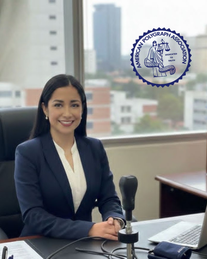 Poligrafista certificado aplicando un examen de control de confianza